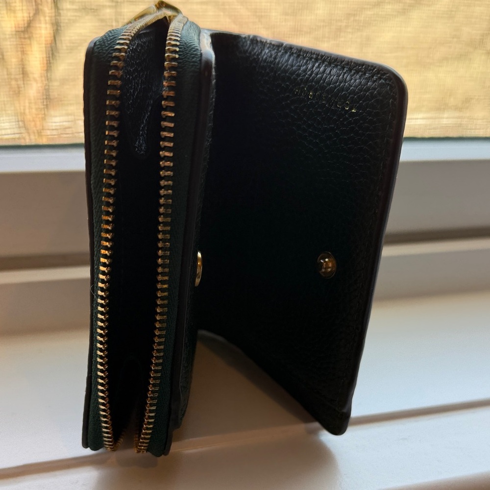 Tory Burch Embossed Pebbled Leather Compact Wallet in Forest Green - Picture 4 of 4